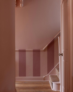 Photo de galerie - Mise en peinture d'un couloir avec une cage d'escalier, et la création de bande avec un camaïeu de teintes chaleureuses
