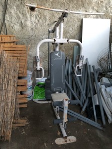 Photo de galerie - Montage d’une vieille machine de musculation multi fonction. Superbe modèle très fonctionnel malgré son âge et son état.