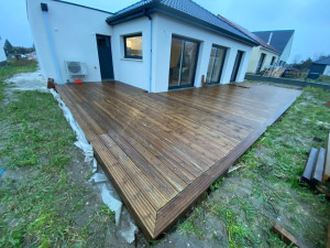 Photo de galerie - Fabrication d’une terrasse de A à Z en pin traité 