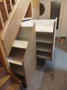 Photo de galerie - Tiroirs coulissants sous les escaliers 