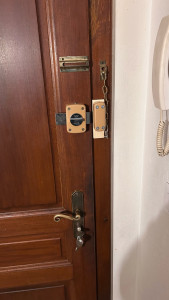 Photo de galerie - Pose de verrou de porte 