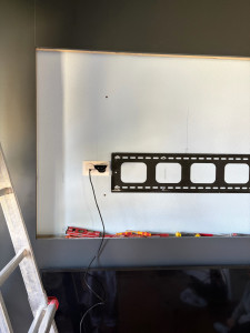 Photo de galerie - Mise en place d’une fixation télé murale avec raccords électriques et RJ45