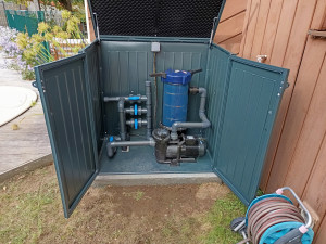 Photo de galerie - Après : filtration de l'escatop déporté dans un local extérieur à la piscine. 