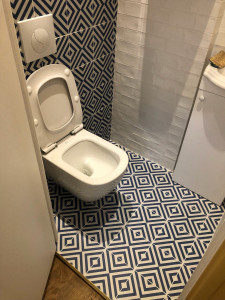 Photo de galerie - Installation complète d’une salle de bain avec toilette suspendu à Arles 13