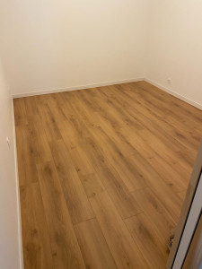 Photo de galerie - Parquet stratifié + plinthes 