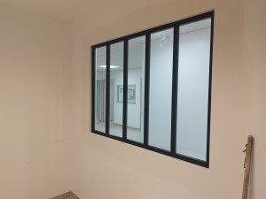 Photo de galerie - Pose d'une verrière d'atelier dans locaux professionnels 