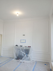 Photo de galerie - Rénovation intérieure avec pose de moulures et peinture murs et plafonds