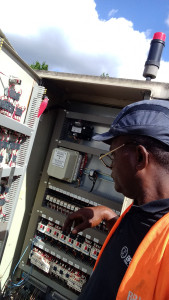 Photo de galerie - Entretien d'une armoire électrique. 