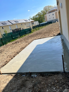 Photo de galerie - Réalisation d’une dalle béton pour future terrasse. Préparation du terrain, coffrage et coulage du béton pour une base solide et durable.