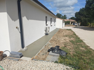 Photo de galerie - Trottoirs et Terrasse en Béton.
réservation pour une futur Chappe et Carrelage
Sinon on peut faire une finition Béton Balayé, Béton Désactivé etc.
Pose de Pavés à la place des joint de Dilatation, Bordures 
Béton Imprimés et....,