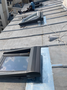 Photo de galerie - Pose du Velux sur une ancienne toiture parisien