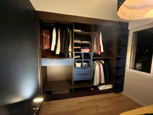 Photo de galerie - Dressing sur mesure sans fileur avec tiroirs; étagères; tringles; led