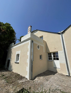 Photo de galerie - Restauration complète d'une façade en tuffeau et mise en enduit.