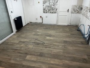 Photo de galerie - Pose carrelage effet parquet 120x21 