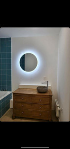 Photo de galerie - Rénovation d'une vieille commode en chêne, installation de la vasque, robinetterie et miroir