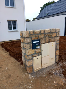 Photo de galerie - Autour de boîte  au lettre en pierre.