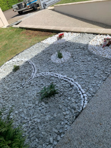 Photo de galerie - Création d’un massif avec des galets et ardoise.
