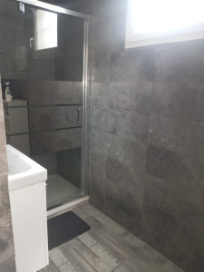 Photo de galerie - Salle de bains carrelage pose de bac complete