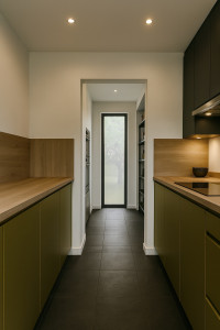 Photo de galerie - Réalisation d’une cuisine et d’un cellier en enfilade, conçus et aménagés pour une circulation fluide et un maximum de fonctionnalité.