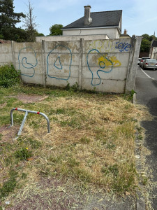 Photo de galerie - Avant / Désherbage manuel d’une place de parking en gravier 