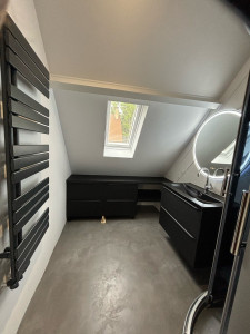 Photo de galerie - SALLE DE BAINS:
BETON CIRÉ AU SOL
SECHE SERVIETTE 
MEUBLES & SANITAIRES y compris plomberie
PEINTURE