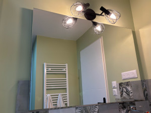 Photo de galerie - Pose de miroir salle de bain et luminaire