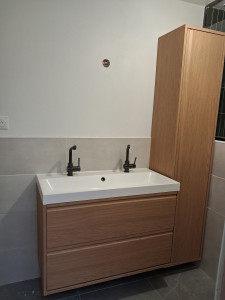 Photo de galerie - Montage et pose de meubles de salle de bain, pose et raccordement de la robinetterie et des évacuations.