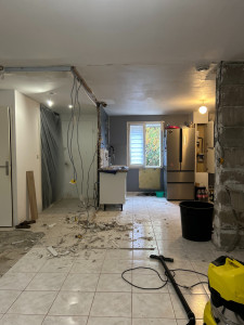 Photo de galerie - Rénovation d'un logement complet avec dépose de cloison reprise électrictée, enduit sol en parquet flottant et l'installation de climatisation après avoir déposer la chaudière gaz et les radiateur de l'ancien chauffage centrale. Projet que l'on adore.