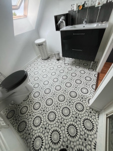 Photo de galerie - Pose d’un lino dans une salle de bain 