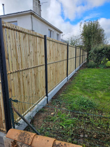 Photo de galerie - Pose cloture grillage rigide sur 25m avec occultant 