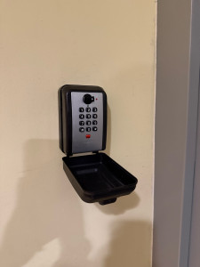 Photo de galerie - Fixation sur un mur en béton d’une boîte à clés 