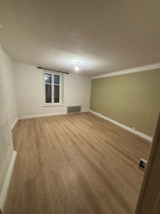 Photo de galerie - Mise en peinture d’une chambre avec couleur sur le mur de la tête de lit 