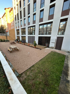 Photo de galerie - Réalisation d’une coure avec plantation pose de bordures métal et cailloux de finition