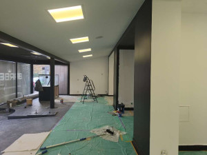 Photo de galerie - Rénovation salon de coiffure 
peinture des murs 