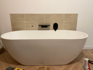 Photo de galerie - Installation du carrelage de la robinetterie et de la baignoire 