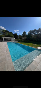 Photo de galerie - Création piscine à débordement finition résine epoxy