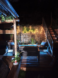 Photo de galerie - Mise en place de systèmes d'éclairage pour un coté design de l'espace salon de jardin afin de profiter jour et nuit