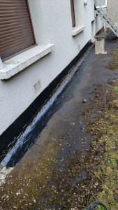 Photo de galerie - Posse de goudron pour étanchéité  .
réparation d'une fuite d'eau 