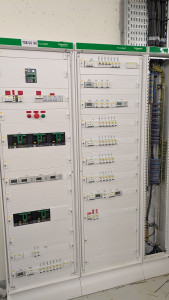 Photo de galerie - Câblage parfait : Toutes les lignes ont été organisées avec soin, ordre et sécurité.

​⚙️ Normes industrielles : Connexions réalisées dans le respect des normes de sécurité et de qualité internationales.

​?️ Durabilité et sécurité : Une finition propre 