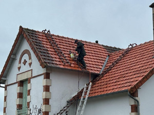 Photo de galerie - Nettoyage à basse pression de votre toiture avec mise hydrofuge 