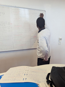 Photo de galerie - J'aidais un enfant à faire ses devoirs de maison