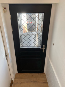 Photo de galerie - Pose porte d’entrée avec bandeau de finitions 