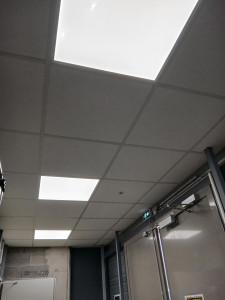 Photo de galerie - Pose de dalle LED avec interrupteur de présence.