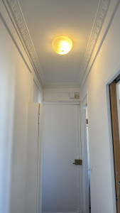 Photo de galerie - Travail soigné après préparation des surfaces, peinture réalisée sur murs et plafond.