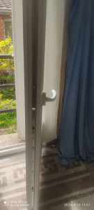 Photo de galerie - Remplacement poignée et serrure porte-fenêtre en PVC