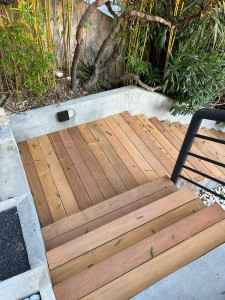 Photo de galerie - Terrasse bois exotique pour habillage escalier extérieur