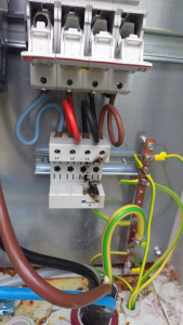 Photo de galerie - Intervention chez un client en Auvergne ,suite à un mauvais serrage et mauvais câblage d'un parafoudre pour panneaux photovoltaïques.
