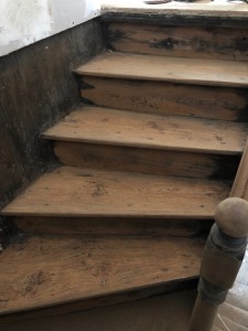 Photo de galerie - Poncage intégrale de l’escalier