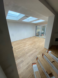 Photo de galerie - Pose d’un parquet en chêne massif coller.