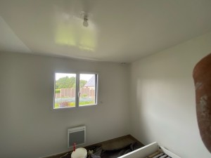 Photo de galerie - Mise en peinture murs et plafond (blanc cassé)